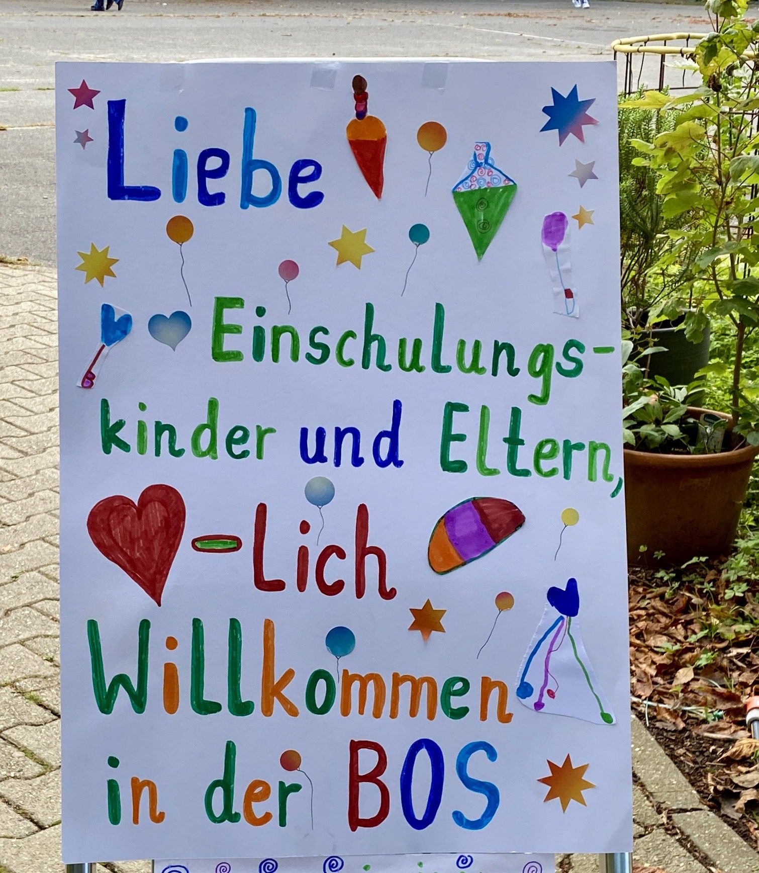 Die BOS-Familie begrüßt alle neuen Schüler in ihren Reihen.