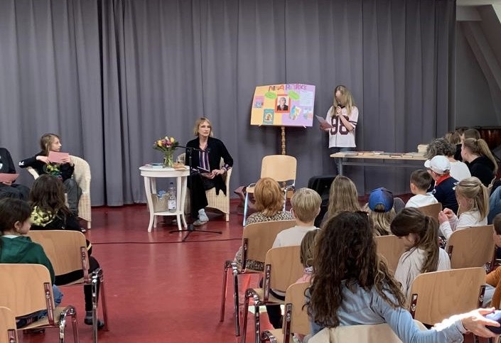 Moderiert wurde die Veranstaltung von Schülern und Schülerinnen der Klassen M1 und M2. Der Raum war vorher im WUV-Unterricht gestaltet worden